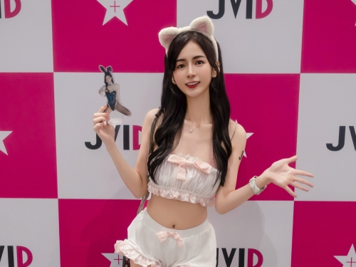 JVID代言人「辰辰」萌殺全場，甜美笑容白嫩美體讓粉絲深陷戀愛！