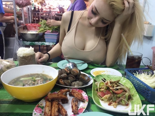 看了就飽！餐廳正妹霸氣的把巨乳放在餐桌上，畫面看起來真的好好吃....