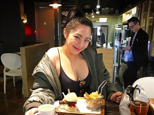 擁36E美胸和蜜臀　林祐安美規身材被封「最兇百貨櫃姐」