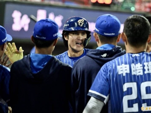 中職》被後勁的蝴蝶球砸到 陳真的感覺是「沒什麼感覺」