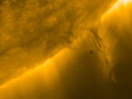 太陽軌道飛行器近距離取景，突顯太陽與水星體型差異