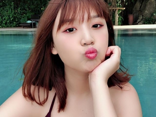 池邊超濃奶香味～豪乳正妹大太陽下「曬乳」，重量級的長輩沈重的放在泳池邊：太上火了