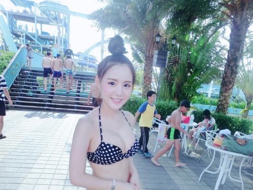 「童顏巨RU」最完美代表！皮膚超白嫩「大奶妹妹」車頭燈好搶眼！台灣妹子真優秀....