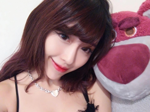 超養眼「高顏值女孩」甜到心坎裡！鄰家外表下「深藏美乳」讓人好驚喜！