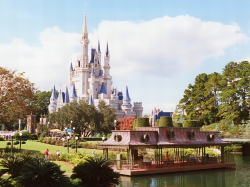 金髮正妹穿「1服裝」險被趕出迪士尼 被迫花千元買衣