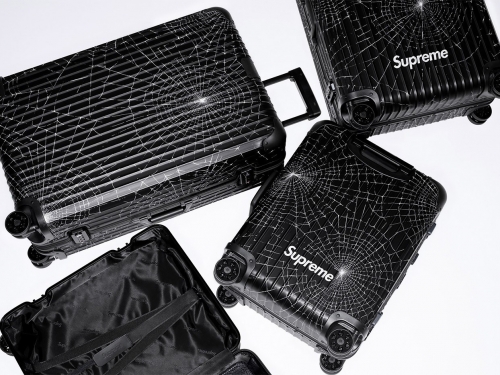 本週開賣！Supreme x RIMOWA最新聯乘曝光，黑魂外箱佈滿蜘蛛網...