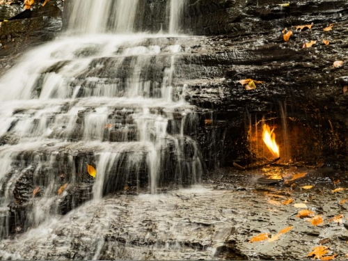 揭祕紐約地質奇觀：水火相容 瀑布下永恆之火