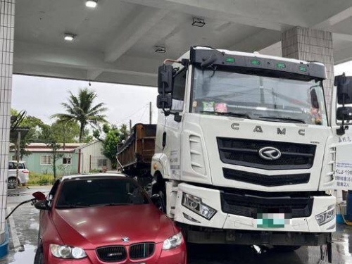 加油站愛車被「柯博文騎」！ 網友見照驚呼：賠到死
