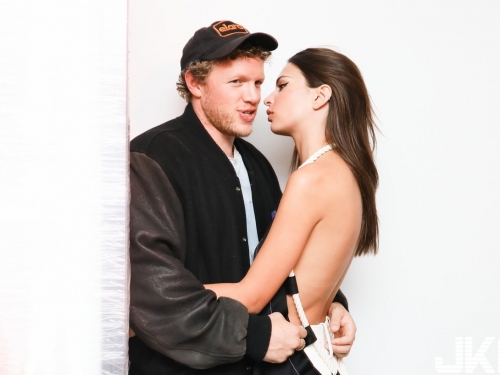 人妻in裸體圍裙性感演繹，只有Emily Ratajkowski駕馭得了！