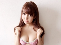 15歲就在校內防火巷被硬上　AV女優三上悠亞揭露「被開發」的過去