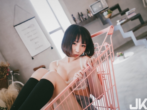 爆乳蘿莉當你女僕！穿內衣坐推車太犯規，想直接推回家了！