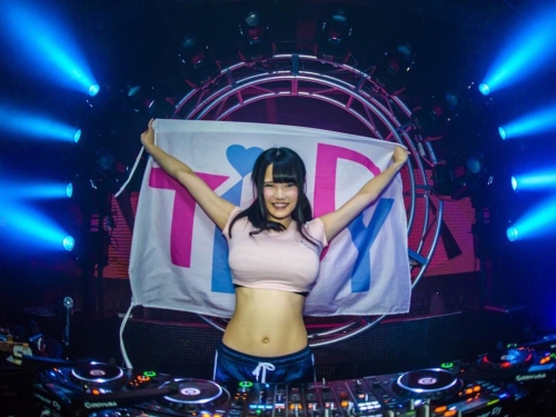 甜美DJ「MEL」火辣爆乳健身　一用身體打節拍全場跟著跳動
