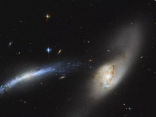 哈伯拍攝到兩個正在合併的星系所產生的壯觀宇宙「水龍捲」