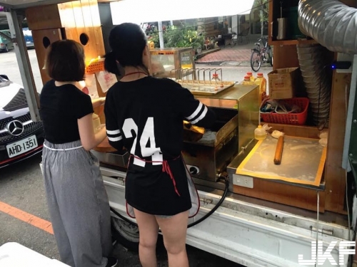 網傳台灣最美「蔥油餅老闆娘」引網友暴動！沒想到最後警察卻找上門了…