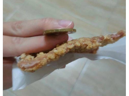 排骨薄如50元硬幣！ 網驚呼：炸肉紙便當？