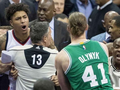 「折手哥」再度出招激怒巫師前鋒 賺兩罰還把別人趕出場