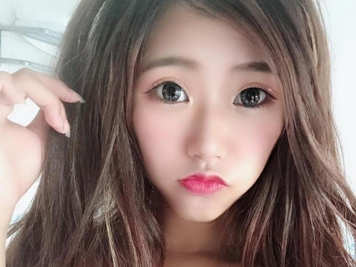 超可愛「酒窩甜心」娃比，兇兇好身材「臉蛋萌翻天」！