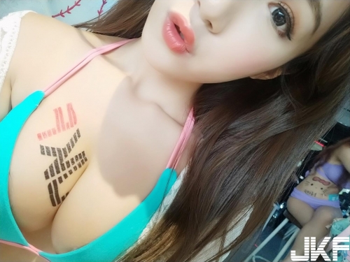 正妹性感內衣入鏡！整個畫面「塞好塞滿」，今晚情人節想吃「白嫩湯圓」！