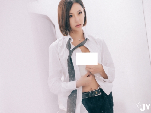 巨乳同事「蘇珊」穿束胸女扮男裝　意外被發現只好用身體封口