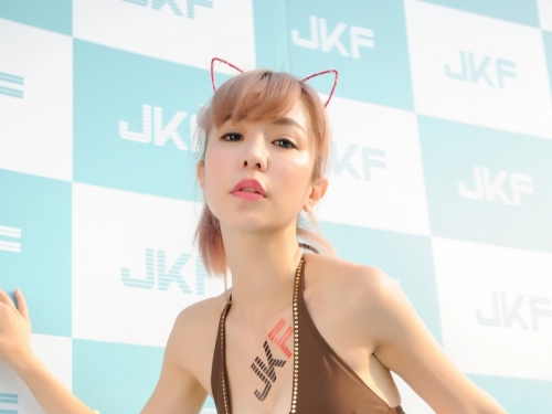 「小李毓芬」現身泳池Party，神級美乳電暈全場，透嫩到讓人瘋狂～