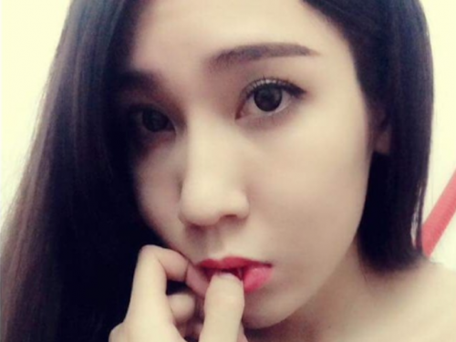 膽子真大！爆乳下廚妹「全裸上陣」太熱會受不了！放送「白嫩圓乳」讓人熱血沸騰…