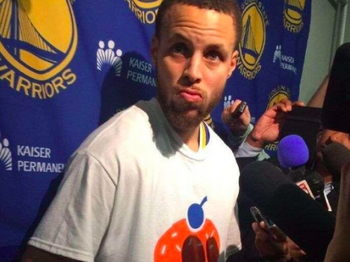 [勇雷火爆戰]雷霆迷穿「杯子蛋糕」T恤嗆爆KD 柯瑞也拿一件做紀念