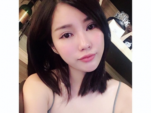 這才是海量的！「G杯奶妹」深夜私密拉筋照，性感低胸「快掉出來」讓人血脈噴張了！