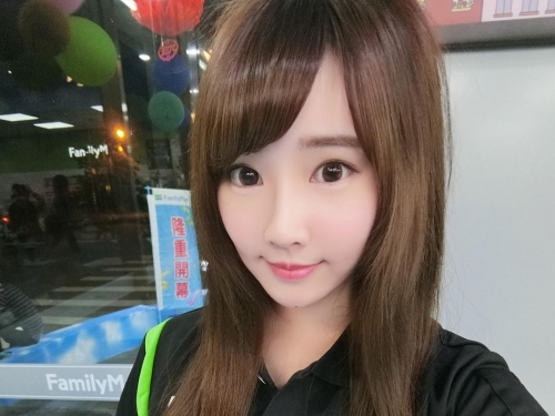 買到傾家蕩產！便利商店捕獲「正妹店長」　氣質甜美讓人想每天光顧！
