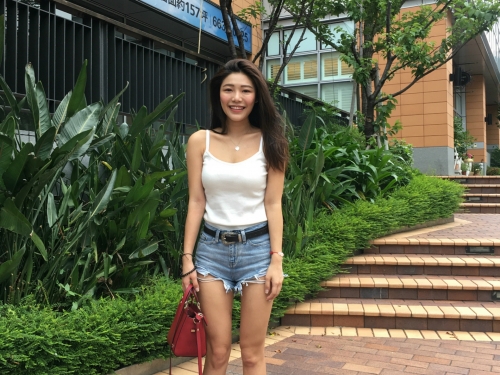 正妹讓人好驚訝！清新外表下的「火辣身材」太反差！原來是「隱乳」