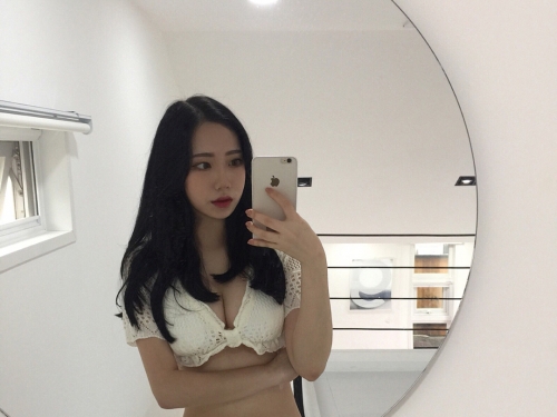 正妹白色內衣大爆「飽滿乳球」性感自拍！「白嫩蟻腰」整個跑出超誘人！