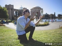 《和捲餅拍訂婚照的男人》這麼深情看著捲餅我都餓了.........
