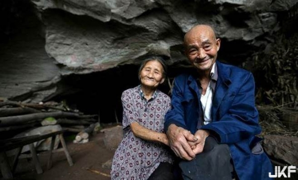 真實版神仙眷侶！住山洞54年還養育4名兒女