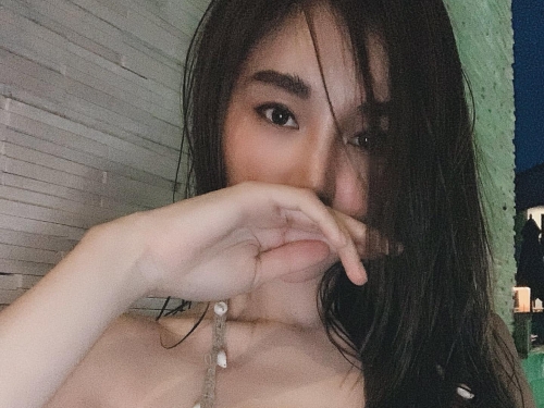 清純妹子側面一看竟然「大露橫乳」！渾圓水滴型美乳太性感