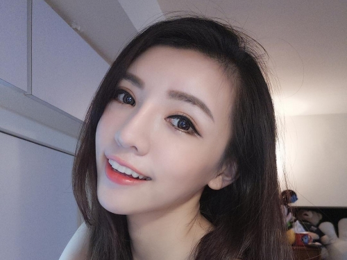 最美跑單幫！「正妹老闆娘」秀飽滿白皙嫩乳　絕美逆天長腿跑代購！