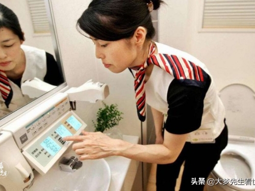 日本女廁中的隱藏按鍵，知道是用來做什麼的嗎？試過的人都說好用