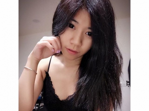 奶妹直播表演「煽情自摸」，網友眼尖：點點凸出來了！