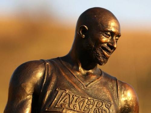 NBA》湖人明年8月24日設立布萊恩雕像? 美記者闢謠