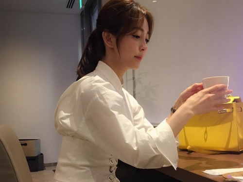 茫了！飢渴御姐性感「長腿微開」色氣沖天「私密叢林」讓人忍不住想探索