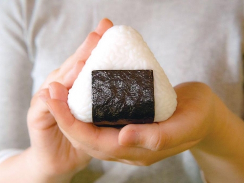 吃貨人的浪漫！日本扭蛋推出「御飯糰戒指盒」驚喜感十足！