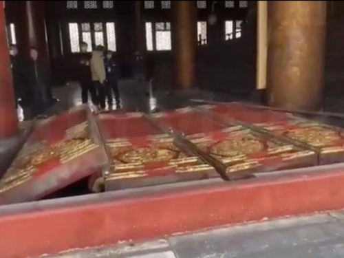 3月4日「龍抬頭」 北京故宮太和殿大門被風吹垮