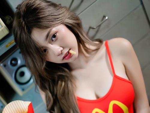 中午就決定吃麥當勞！甜美正妹挺巨乳　超緊連身衣把Logo都撐歪