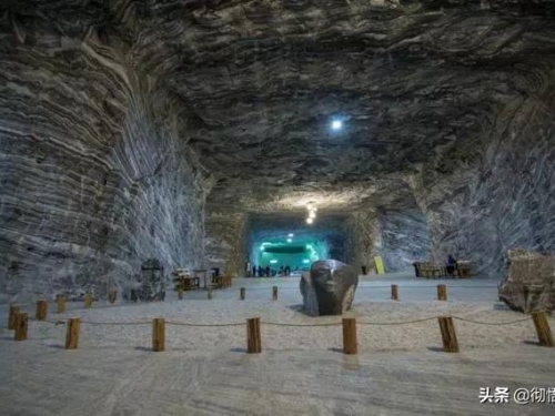 這座小鎮深藏於石洞中，裡面居住著近4000人，居民最怕停電