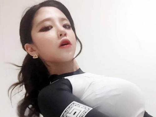 韓國妹紙胸前長輩大到快要溢出來，各種特寫自拍姿勢超過癮，如何？姐９４叛逆啊！