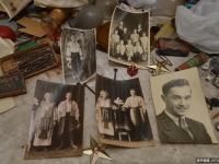 亂闖廢棄老房拍照，他在床墊下看到..