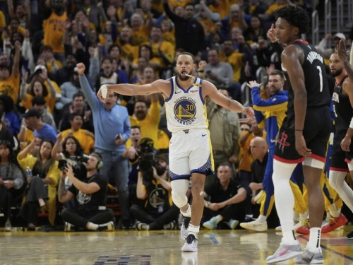 NBA季後賽》柯瑞轟36分＋小培頓16分 勇士贏火箭系列賽2：1