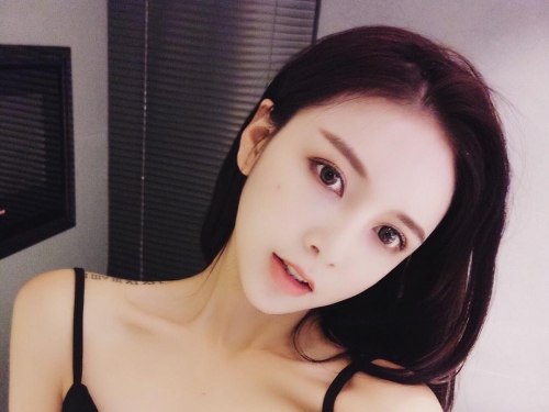 逆天長腿「標痣美女」好正！空靈仙氣破表　甜美笑容讓人招架不住！