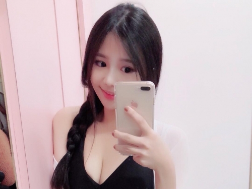 甜美「清純女孩」衣服下竟藏美乳！挺乳表示自己「長大了」，令人想對她使壞！
