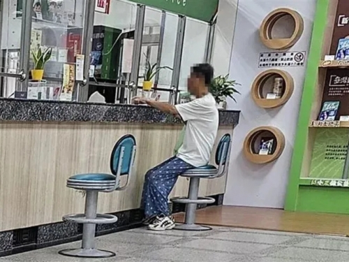 男沿街乞討…1人1百竟成大富翁！包塞上萬數鈔照曝光 里長也震怒了