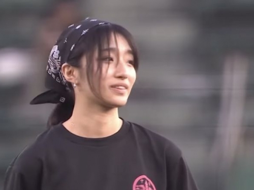 好可愛！許銘傑之女圍裙登場開球　細膩舉動獲球迷好評