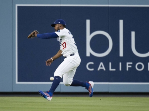 MLB》找不到球！扛中外野的金慧成守備瑕疵 讓道奇首局就失2分